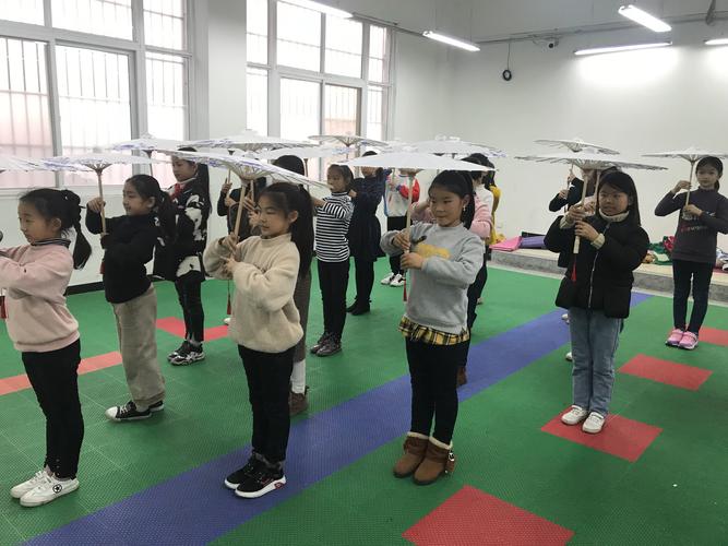 民间传统舞蹈,戏曲舞,中国武术的基础上,经过历代专业工作者提炼,整理