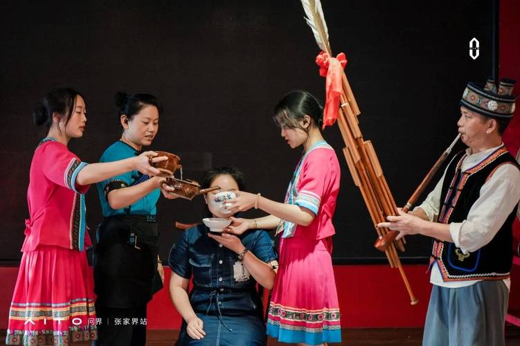 搜集,整理了一大批民俗文化表演素材,将民间艺人请出山寨,请上舞台